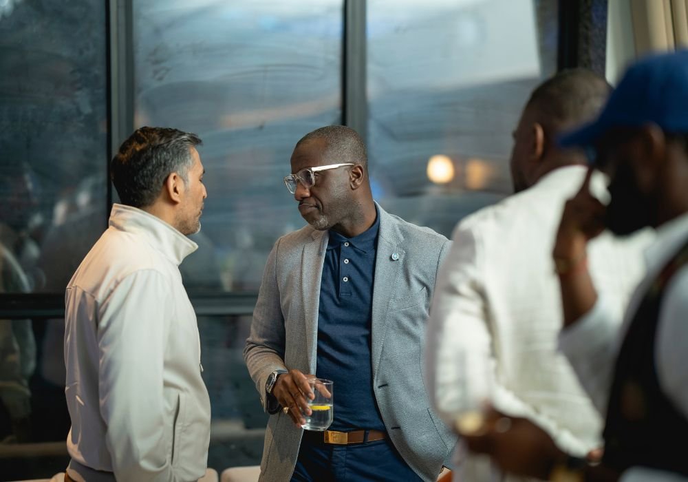 Guests in conversation at ARIA restaurant, KertelSuites